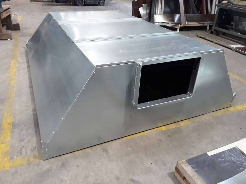 Okap przemysłowy z odprowadzeniem