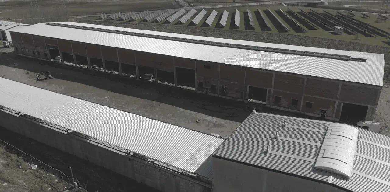 Świetliki kopułowe i wywietrzniki na dachach hal — BLACHBUD